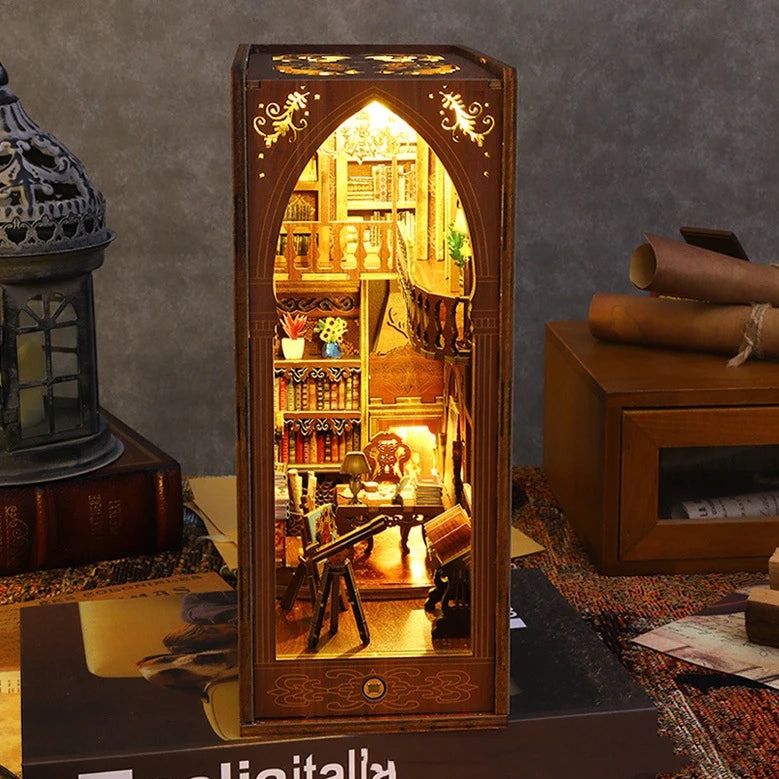DIY Book Nook - Library of Books